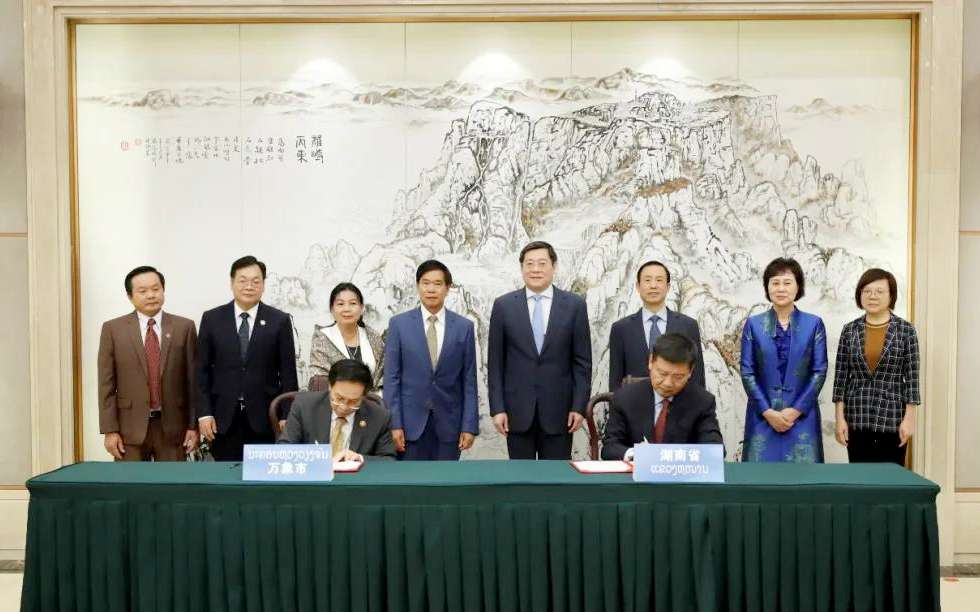盈峰環(huán)境向老撾萬象捐贈7臺環(huán)衛(wèi)裝備，助力“一帶一路”建設